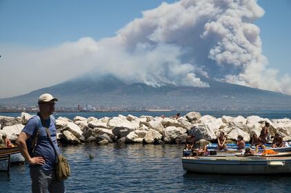 Le fiamme divampano sul Vesuvio 1