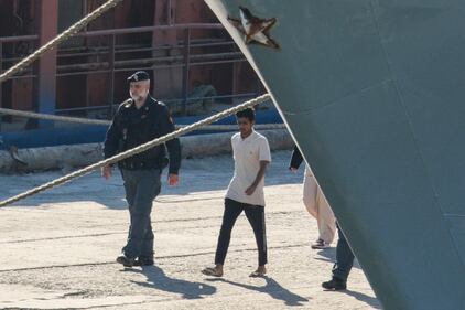 L'arrivo della nave Libra con i primi migranti destinati ai centri in Albania 9