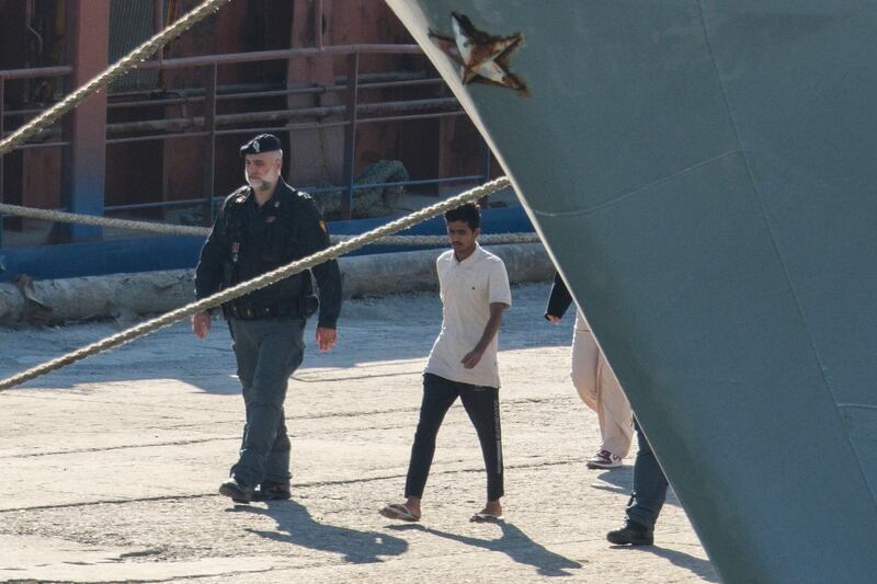 L'arrivo della nave Libra con i primi migranti destinati ai centri in Albania 9