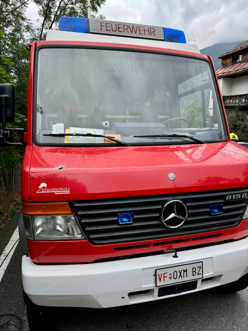 San Candido, l'omicida spara verso i pompieri: le immagini dei colpi sulla vettura 5