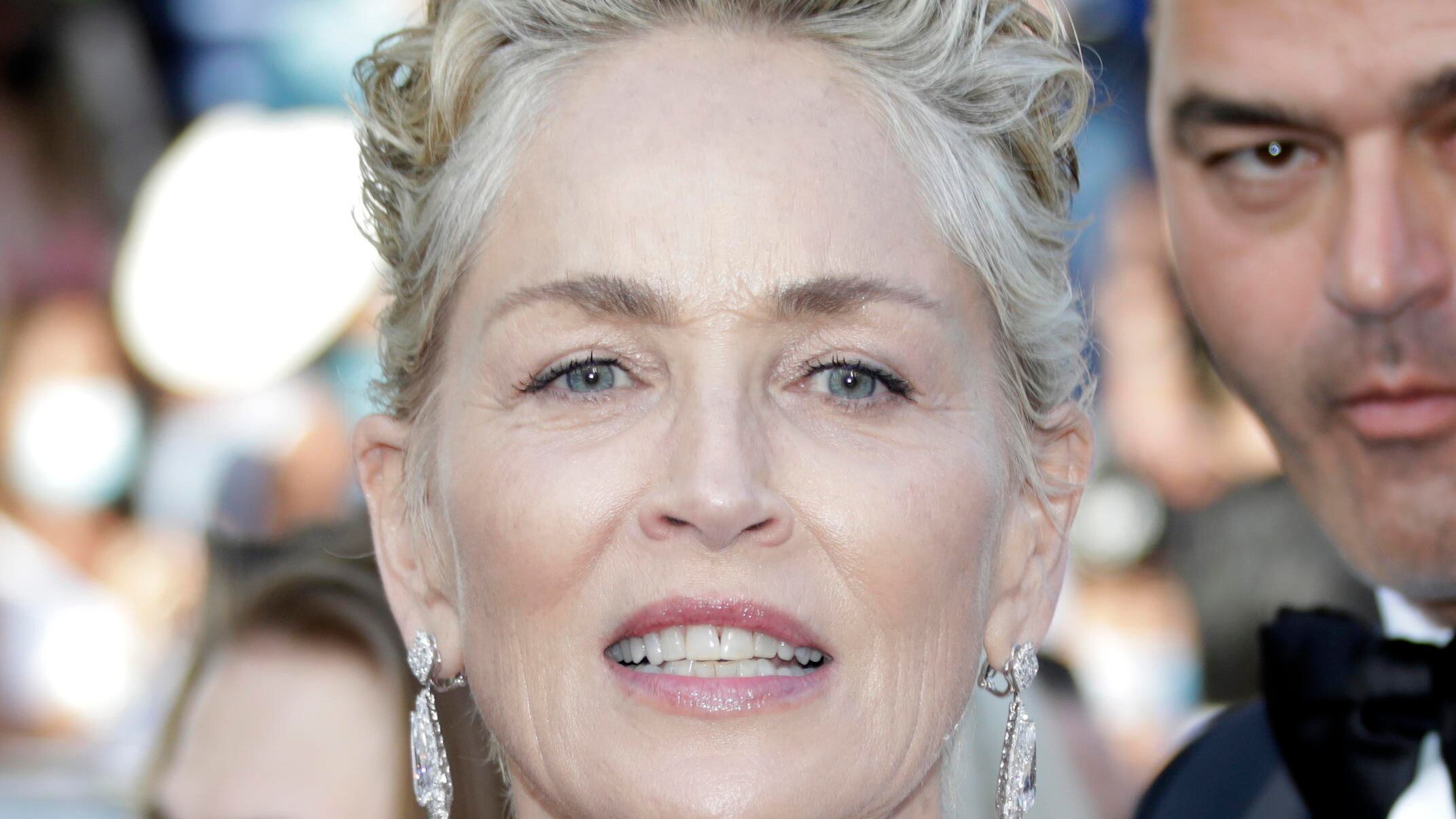 "Lo ha tirato fuori, poi...". La confessione choc di Sharon Stone: così è stata molestata