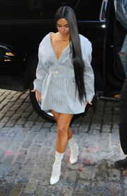 Kim Kardashian hot: bionda e scollata su Twitter 49