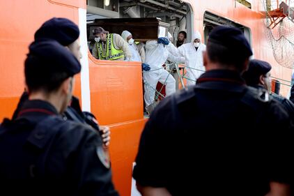 Migranti, le salme portate al porto di Palermo 7