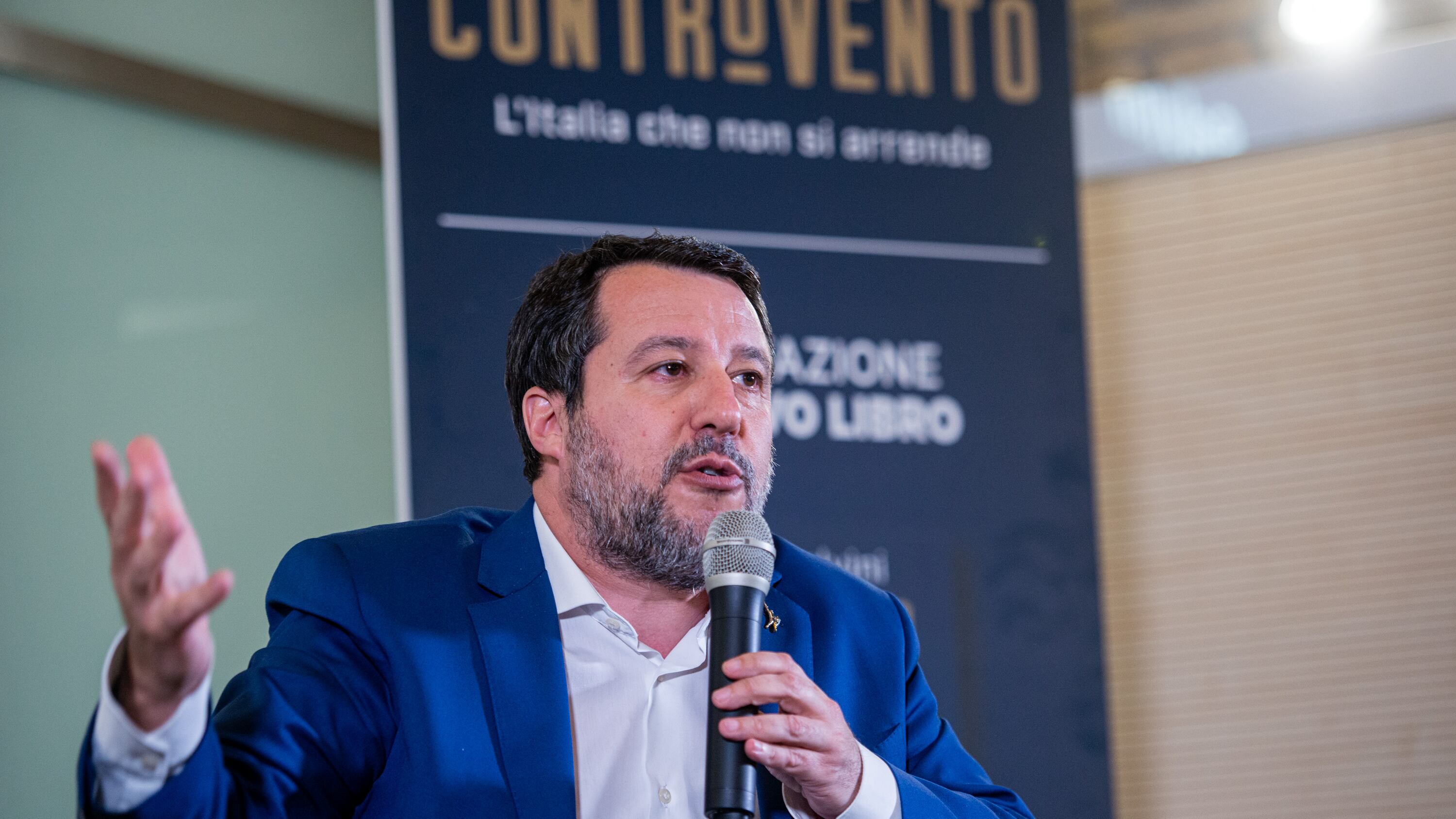 Boom di Salvini: il libro "Controvento" è il più venduto in Italia