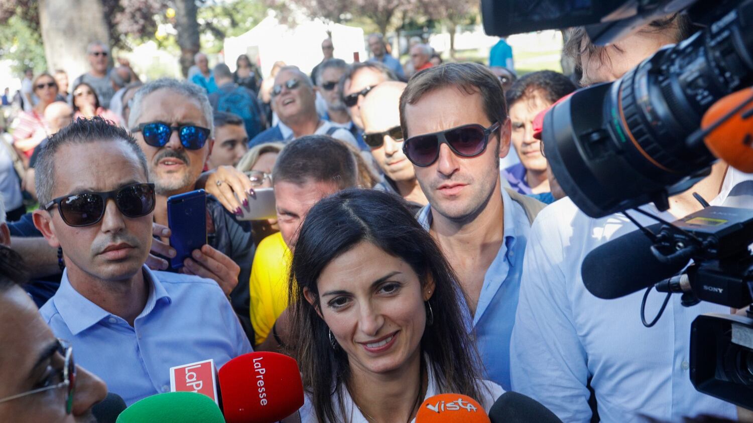 Scontro di fuoco tra il leghista e il sindaco: "Raggi a casa prima possibile"; "Salvini chiacchiera, io lavoro"