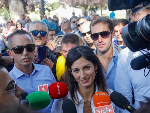 Scontro di fuoco tra il leghista e il sindaco: "Raggi a casa prima possibile"; "Salvini chiacchiera, io lavoro"