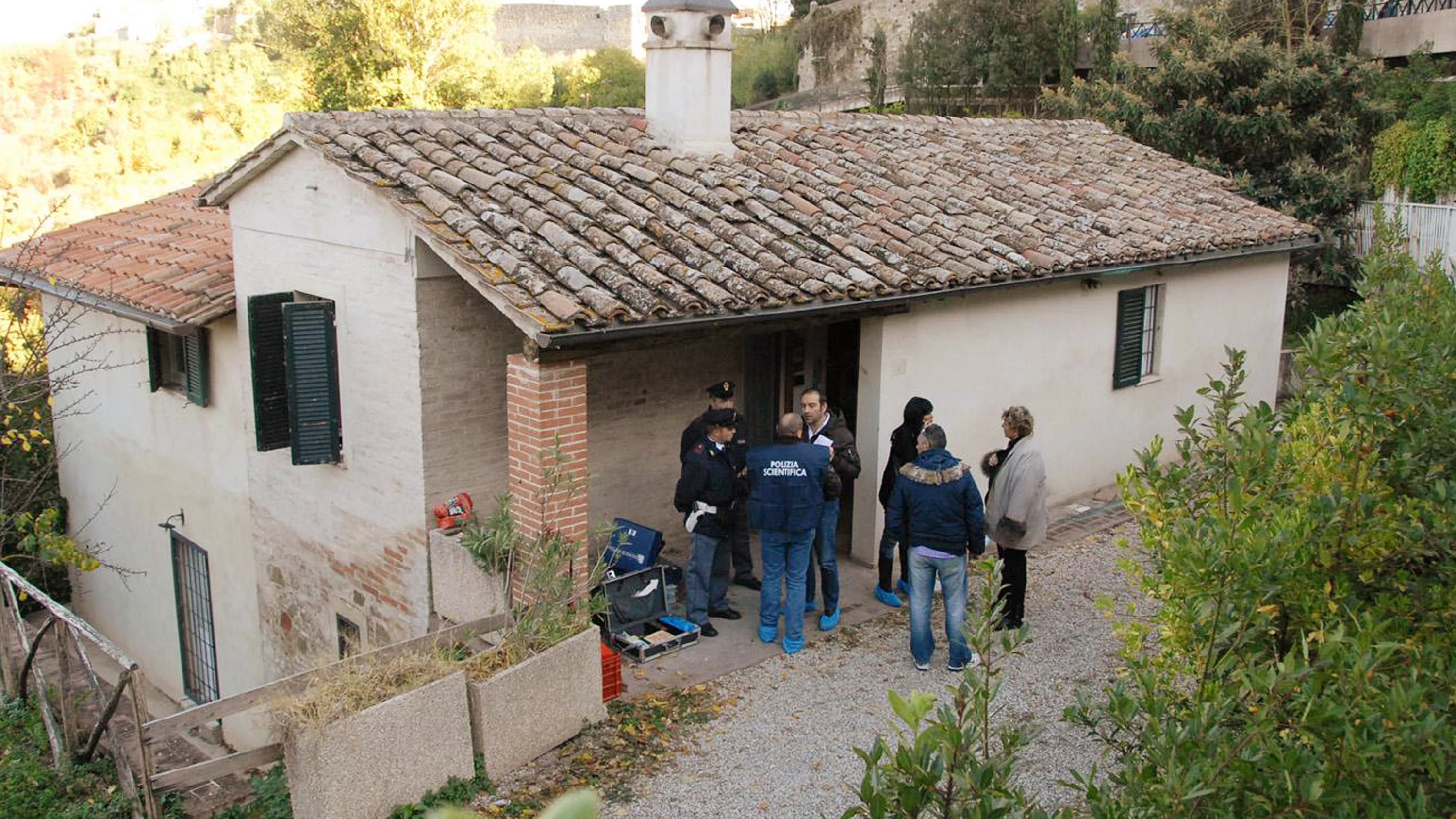 Il coltello, il gancetto, il movente: tutti i dubbi sull'omicidio di Meredith Kercher