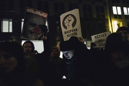 Romeni in piazza contro la corruzione 6
