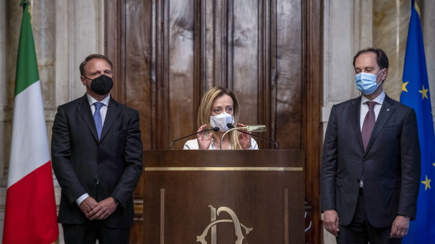 "Io sono della Lazio", "Io so' de la Roma": siparietto calcistico tra FdI e Mario Draghi