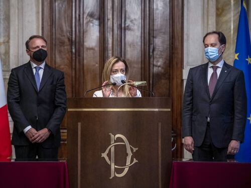 "Io sono della Lazio", "Io so' de la Roma": siparietto calcistico tra FdI e Mario Draghi
