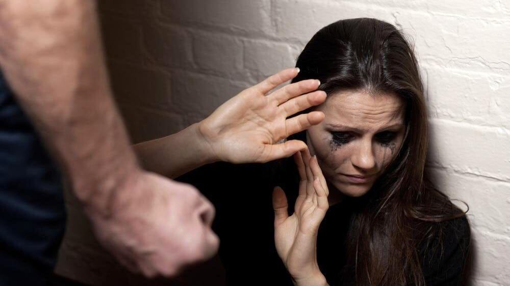 Maltrattata, sequestrata e picchiata dal compagno e dalla famiglia: arrestati tre slavi a Rovigo