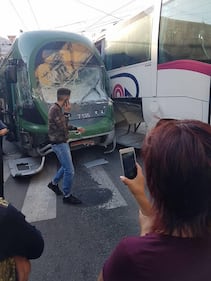 Milano, pullman si scontra con un tram 1