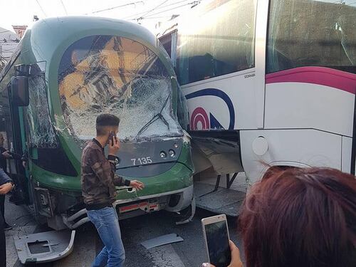 Milano, pullman si scontra con un tram