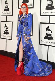 Lady Gaga: capelli rosso fuoco per i Grammy 2016. Foto 4