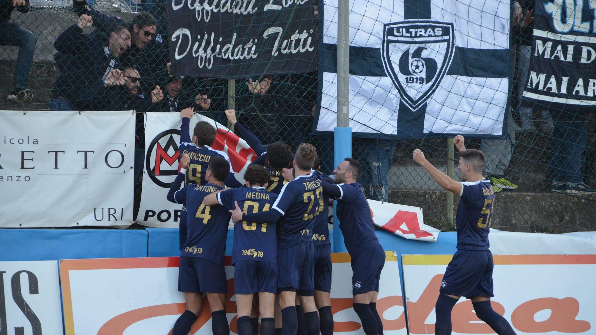 La squadra è prima (+7 dalla seconda) ma l'allenatore viene cacciato: lo strano caso della Cavese