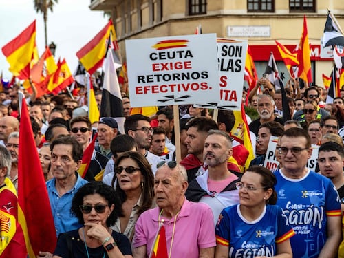 Ceuta, governo accolto dai fischi. Tutta la Spagna scende in piazza