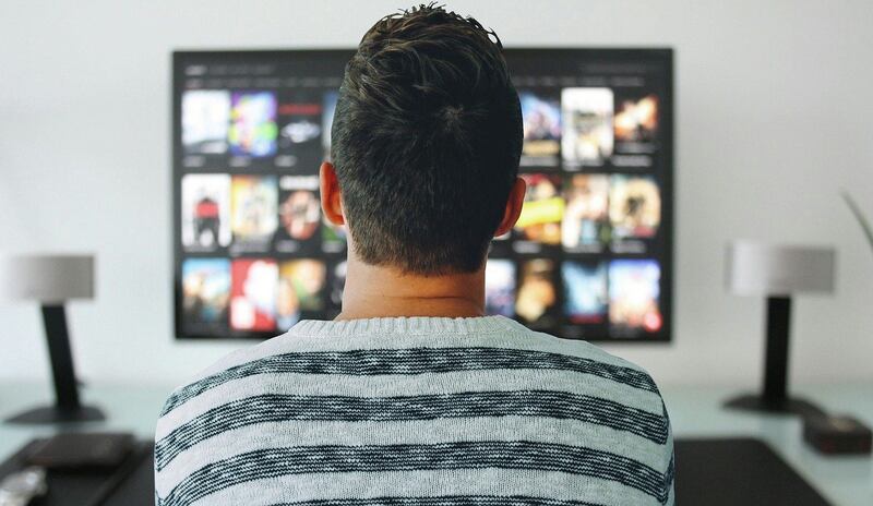 Uomo che guarda la tv