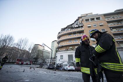 Roma, crollano tre piani di un palazzo 12