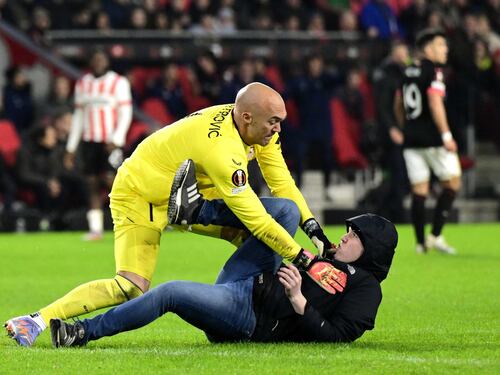 Follia in Psv-Siviglia: un tifoso aggredisce il portiere (che reagisce e lo stende)