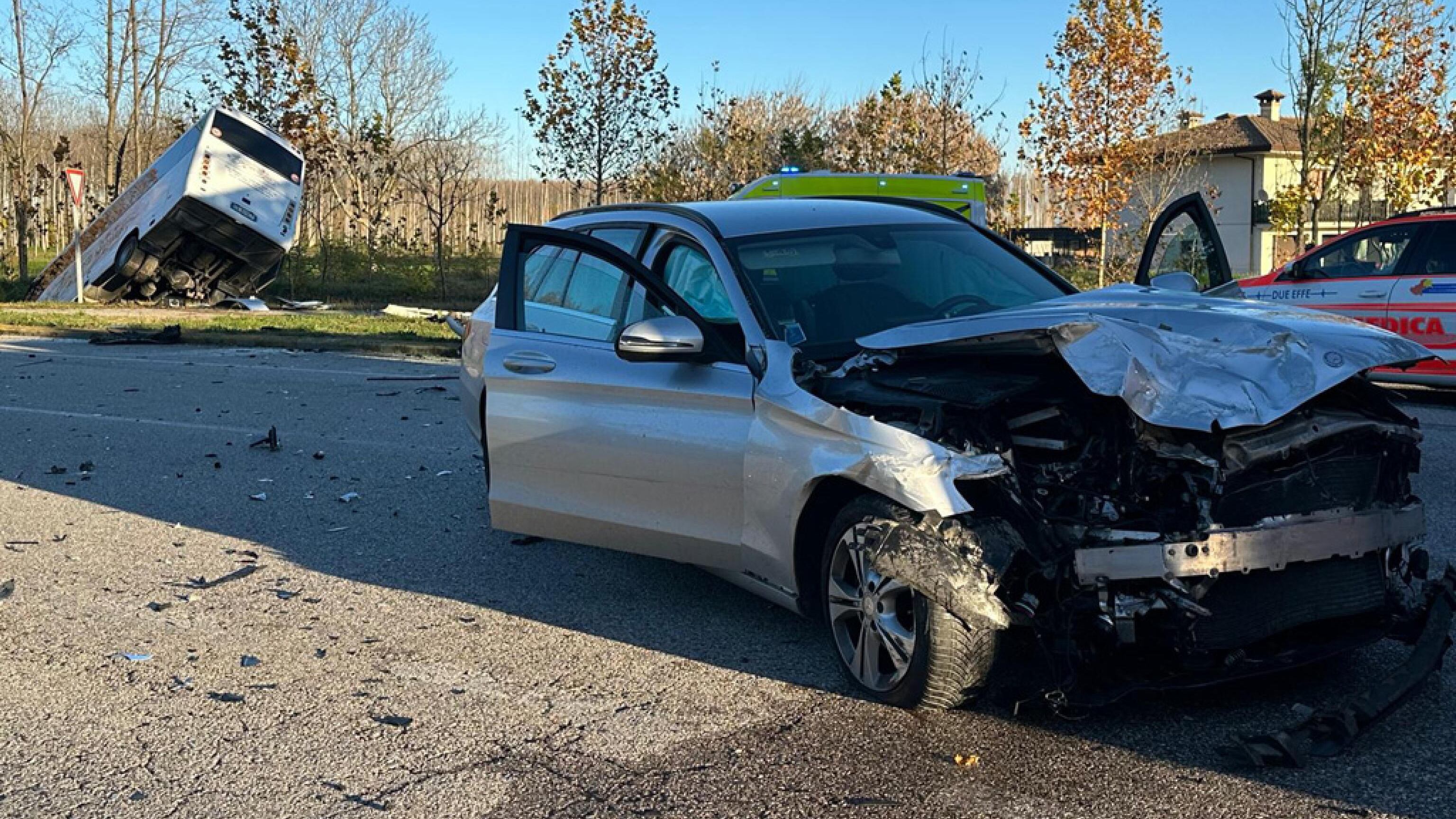 Bus con studenti nel fosso dopo scontro con auto