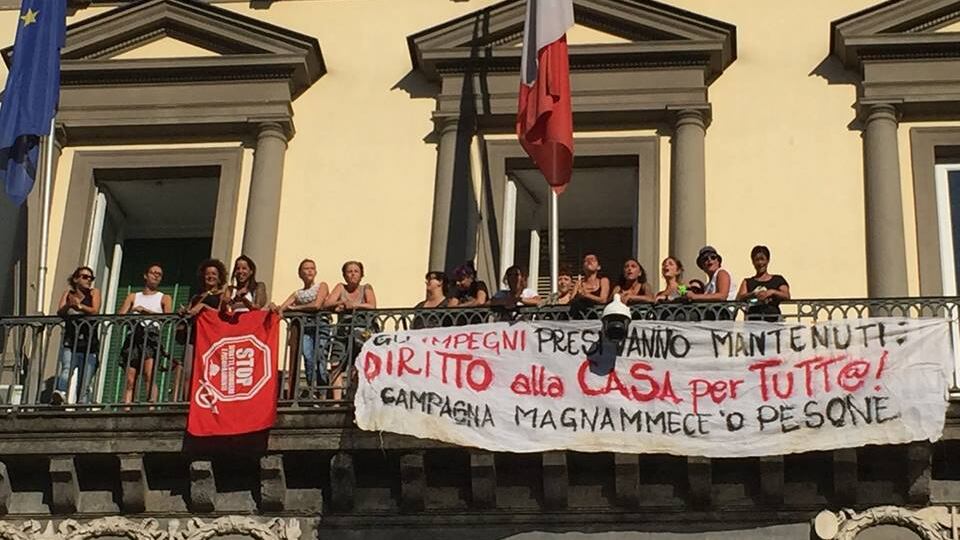 Napoli, centri sociali occupano il Comune