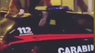Napoli, rapper sputa sull'auto dei carabinieri. Salvini: "Roba da matti"