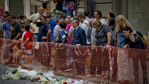 Napoli, serrande abbassate per Salvatore 6