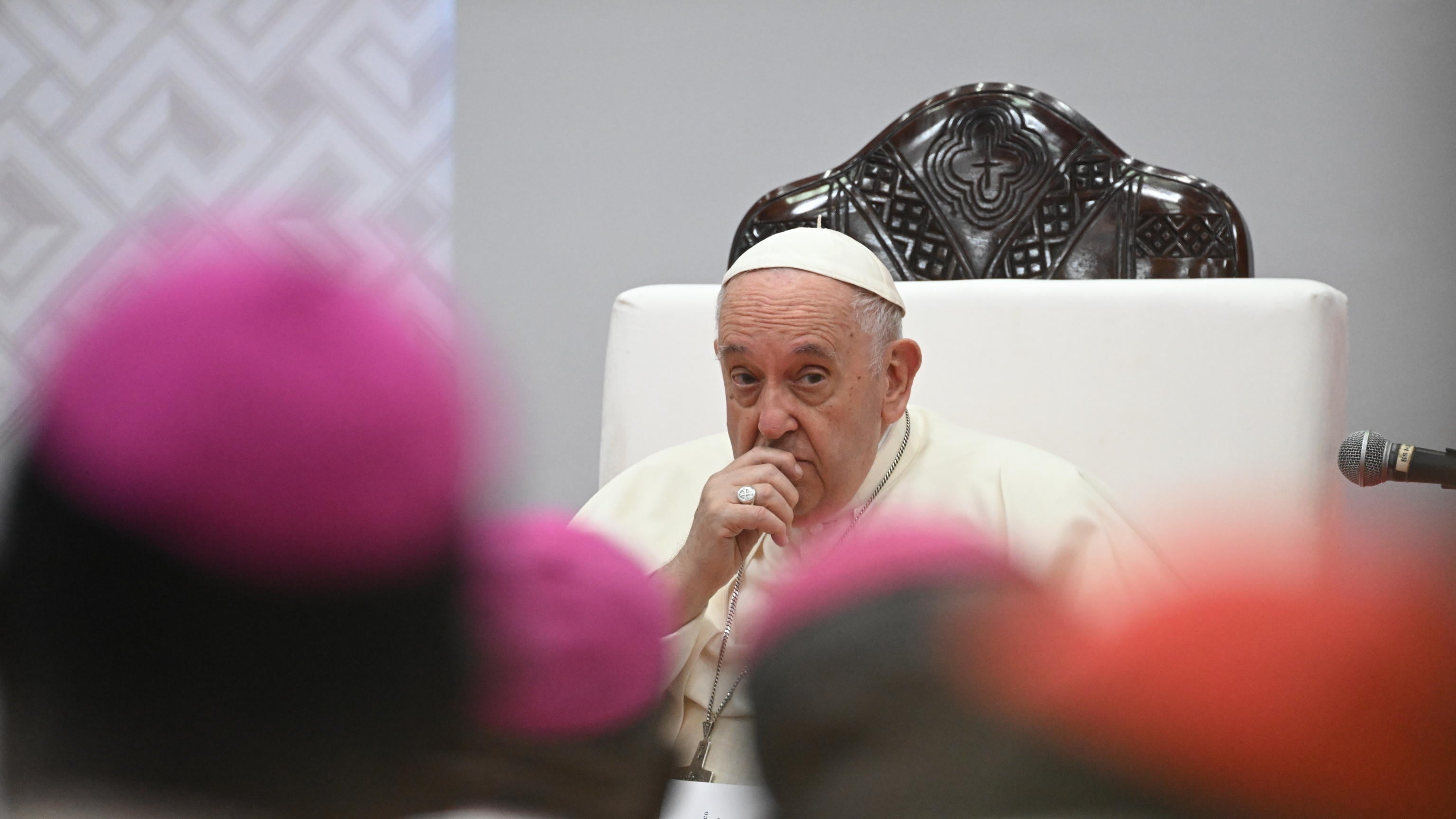 Voci, dubbi e confessioni: la Chiesa si interroga sul pontificato
