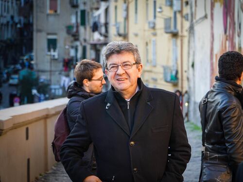 Mélenchon e l'onda rossa un colpo duro per Macron. La maggiornaza in bilico