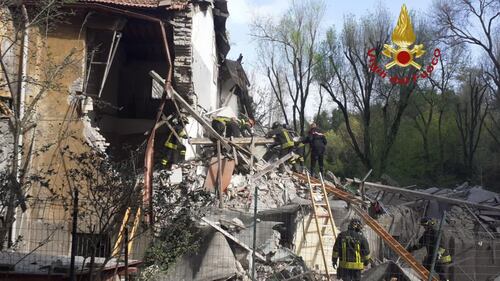 La palazzinana di due piani crollata a Roma: vigili del fuoco lavorano tra le macerie 1
