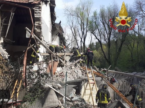 La palazzina crollata a Roma: vigili del fuoco lavorano tra le macerie