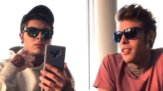 Lo scherzo di Fedez alla nonna: videochiamata con il sosia