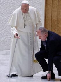 Imprevisto per Papa Francesco: il bastone cede, il Pontefice vacilla per qualche istante 2