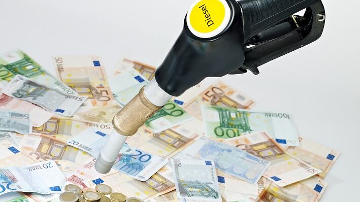 Carburanti, rincari choc: "Fino al 60% in più"
