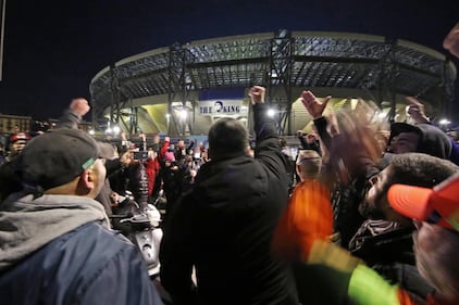 Assembramenti a Napoli per Maradona 5