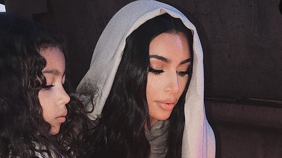 Kim Kardashian battezzata in Armenia insieme ai figli