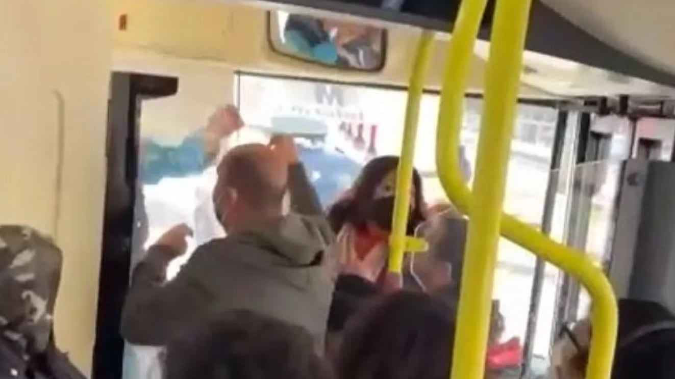 Violenza sul bus: contro l'autista vola un estintore