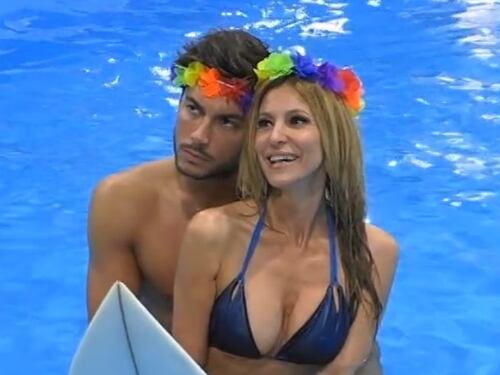 Gf Vip, Andrea Denver bacia la foto della Volpe: "Un saluto ad Adri, un bacio innocente"