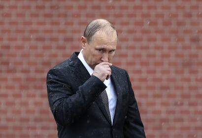 Pioggia battente su Putin: resta impassibile 8