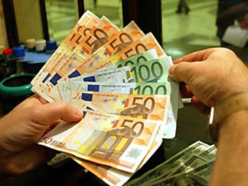 Vendevano euro in Europa: arrestati otto falsari a Napoli