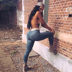 Fanny Neguesha bollente su Instagram: gli scatti dell'ex di Balotelli 10