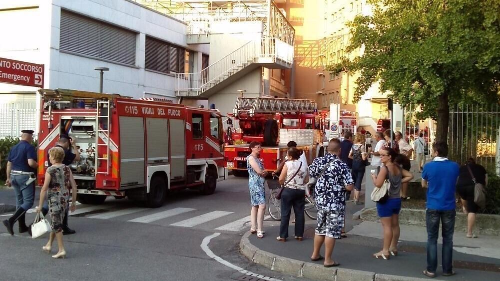 Fiamme all'ospedale, evacuati tre reparti
