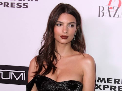 Emily Ratajkowski festeggia con le 150 donne più belle al mondo