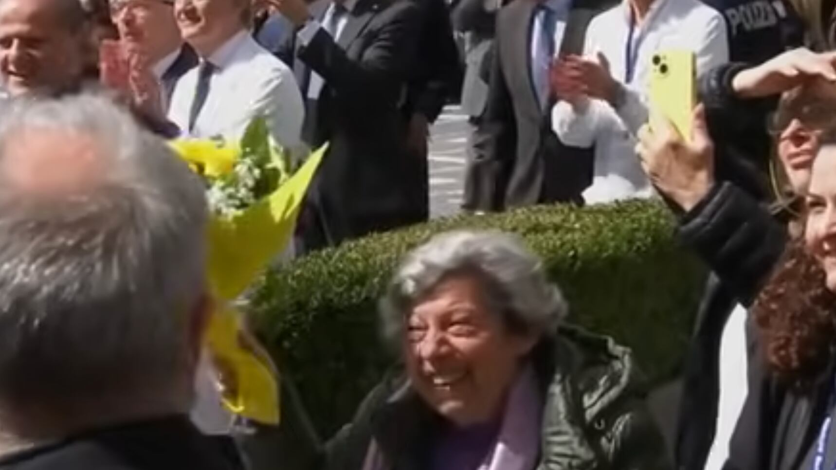 Chi è la signora "dai fiori gialli", riconosciuta da Papa Francesco