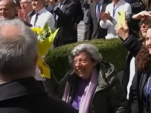 Chi è la signora "dai fiori gialli", riconosciuta da Papa Francesco