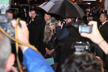 Milano, i fan di Lady Gaga davanti al Park Hyatt 2