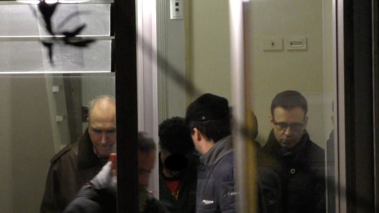 Trovati coltelli e mannaia del nigeriano fermato: "Candeggina per ripulire"