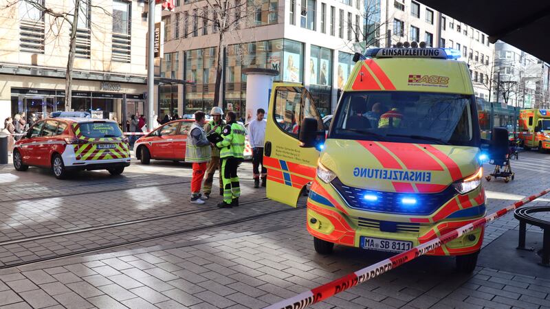 Auto sulla folla a Mennheim: le foto della tragedia 2