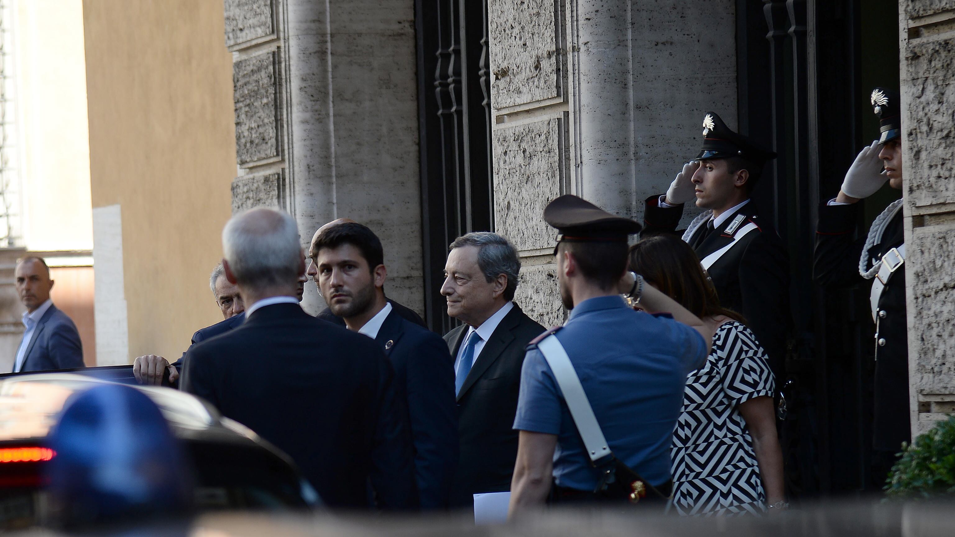 Fiducia al Senato con soli 95 sì. Ma Draghi non sale stasera al Colle. Domani alle 9 alla Camera