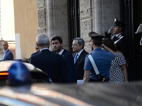 Fiducia al Senato con soli 95 sì. Ma Draghi non sale stasera al Colle. Domani alle 9 alla Camera